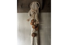 5 roestige bellen aan jute touw